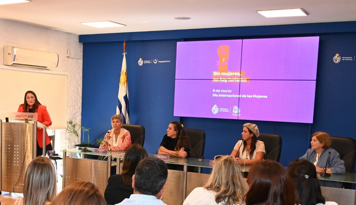 FIPETUR_MUJERES_-_DG_MINTUR_Y_4_PARTICIPANTES_8a99d.jpeg