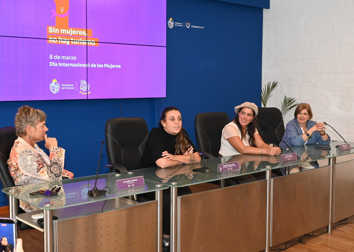 FIPETUR_MUJERES_-_PROGATONISTAS_MESA_56539.jpeg