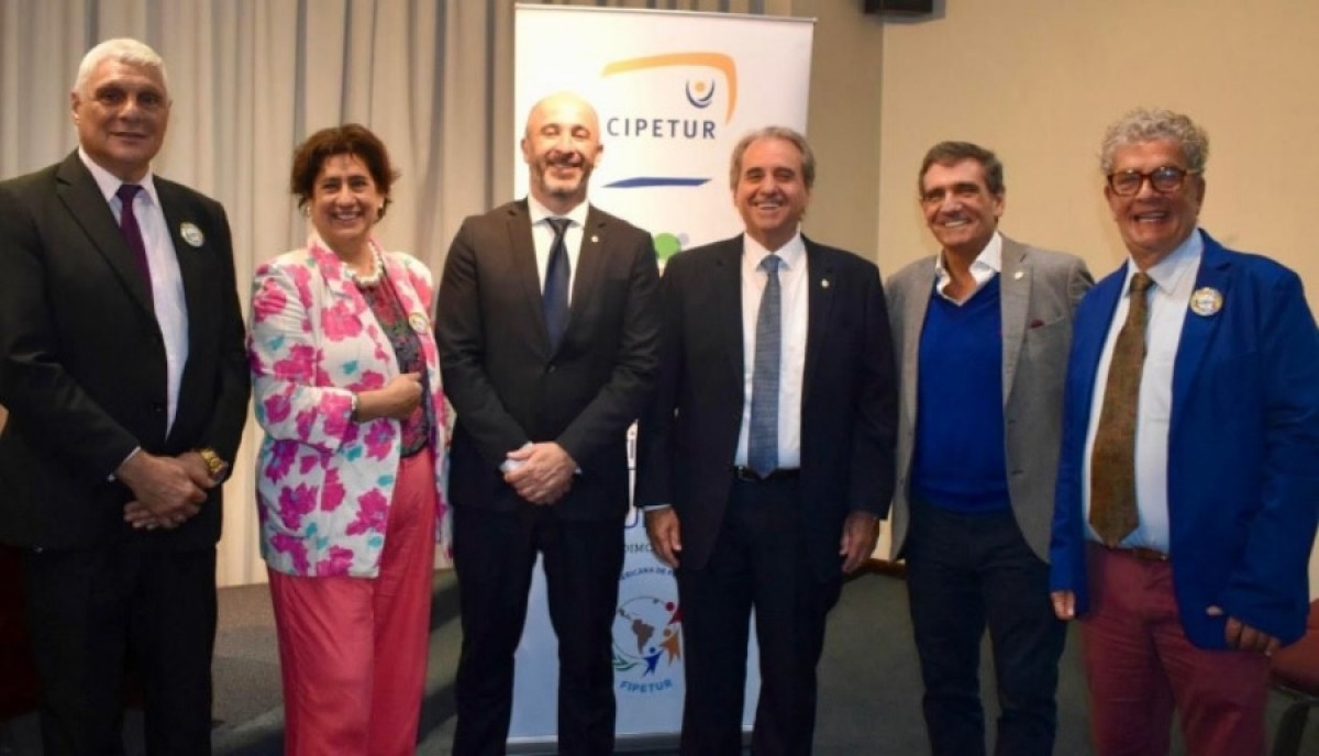De izquierda a derecha Freddy Carusso vicepresidente del CIPETUR. María Elisa Fernández Secretaria,   Eduardo Sanguinetti Ministro de Turismo , Remo Monzeglio Sub secretario de Turismo, Martin Laventure, director de Turismo de Maldonado y Fernando Goldsman presidente del CIPETUR