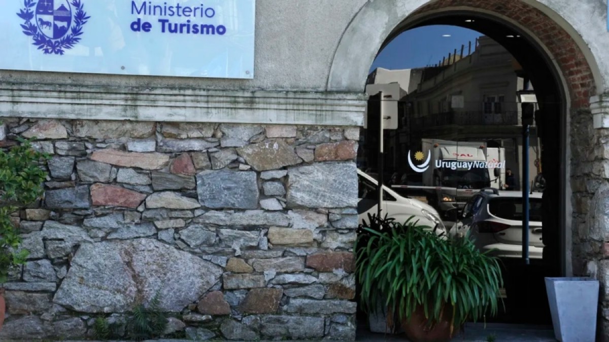 Ministerio de Turismo busca administrativos con sueldos de $ 50 mil y pide contar con bachillerato completo