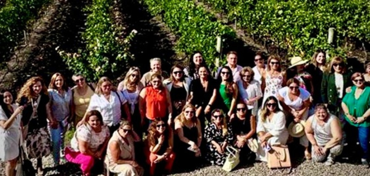 Integrantes de las comisiones de las C&aacute;maras de Turismo, de G&eacute;nero y Diversidad de Argentina, y de G&eacute;nero de Uruguay.  Foto grupal en Bodega Fripp, Colonia 2023. (Foto Flavia Lavecchia)