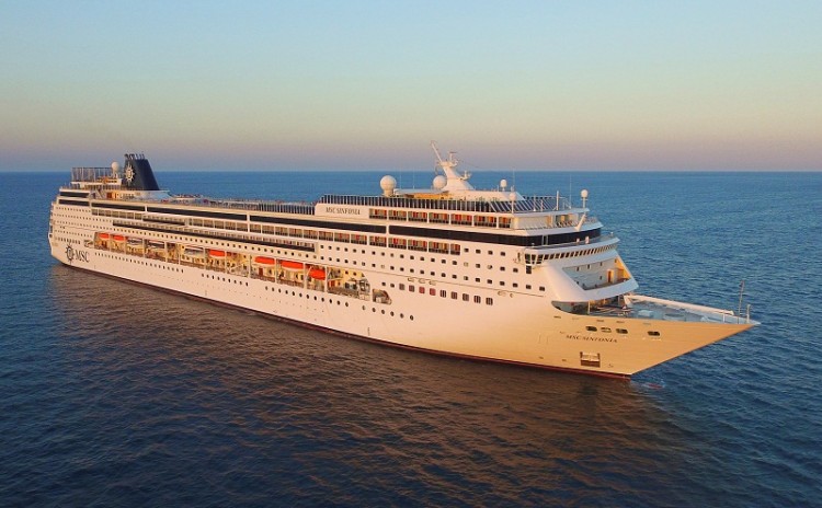 MSC Sinfon&iacute;a embarca hu&eacute;spedes en Montevideo