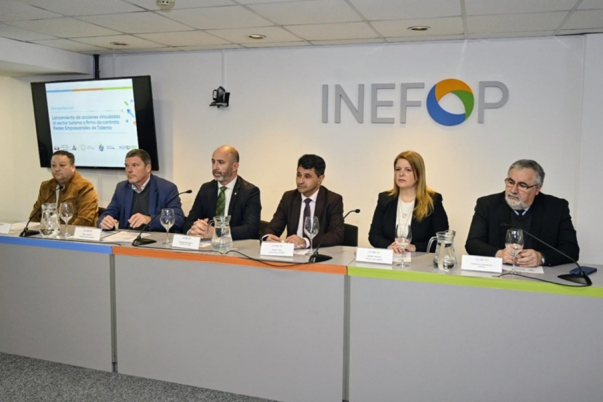 Juan Carlos Almeida, de SUGHU; Pablo Darscht, director general de INEFOP; ministro de Turismo Eduardo Sanguinetti; Daniel Pérez, subsecretario del MTSS; Marina Cantera, Pte. de la CAMTUR; Francisco Rodríguez, vicepresidente de CAMTUR.