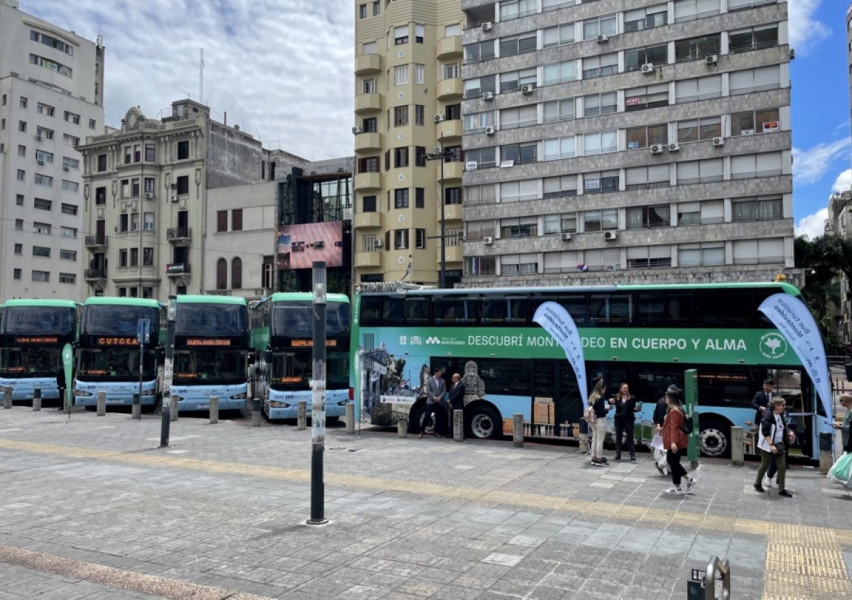 Ómnibus eléctricos estacionados en la plataforma de la Intendencia para dar inicio al recorrido turístico dentro de Montevideo. Las definiciones corresponden al gobierno capitalino, su puesta en práctica, a la empresa CUTCSA y el conocer y gozar de cada destino a los ciudadanos.