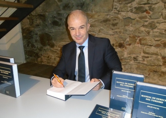 Julio Facal present&oacute; su Manual de Derecho del Turismo