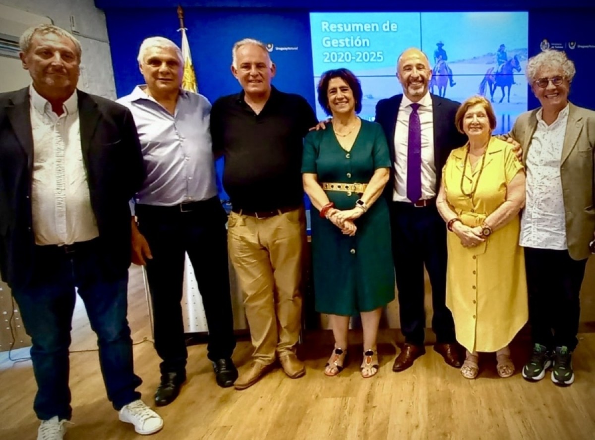 Ministro, junto a su equipo y directivos de Cipetur. 
