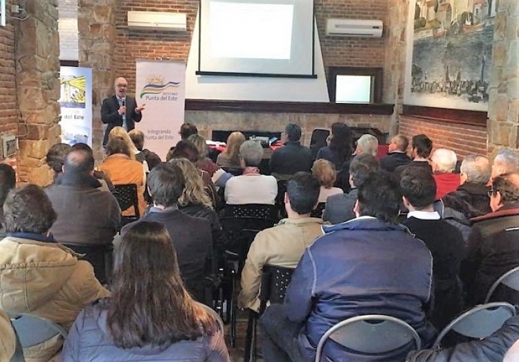 Dr. Julio Facal disert&oacute; en Punta del Este