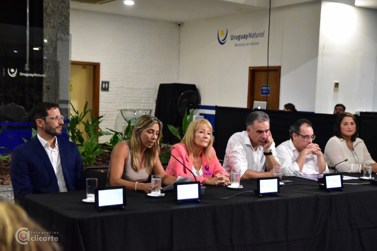 1(Desde Izq.) Dtor. Nac. Tur. Cristian Pos; subsecretaria Ana Claudia Caram; Vicepresidente Carolina Cosse; Presidente, Yamandú Orsi, Ministro Ing. Pablo Menoni, Dtora. Secretaría Gral. Florencia Ualde. (Foto Clicarte)