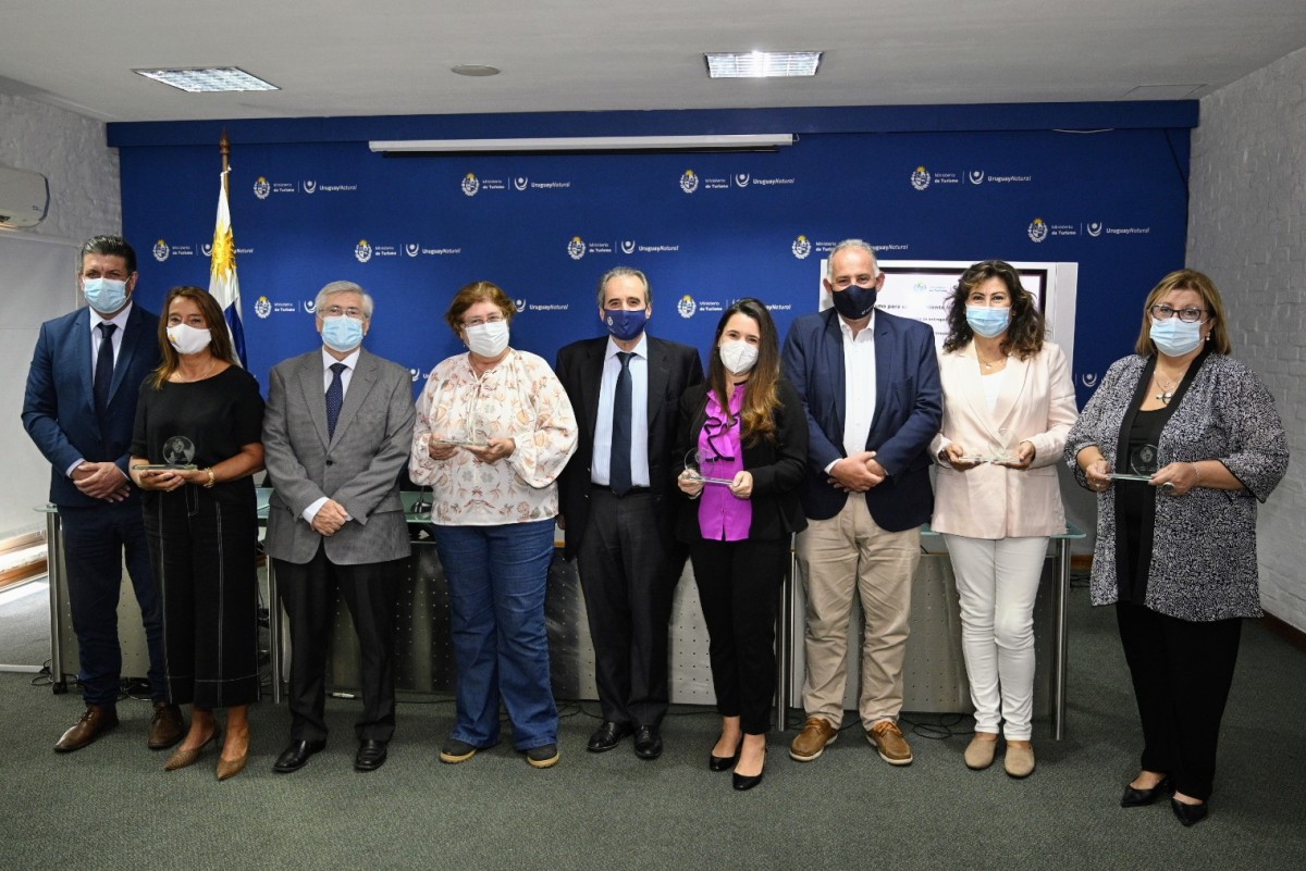 Autoridades del MINTUR: Ignacio Curbelo, ministro Tabar&eacute; Viera, Remo Monzeglio y Roque Baudean y las cinco mujeres homenajeadas: Alicia Barbitta, Graciela D&iacute;az, Luc&iacute;a Amestoy, Virginia Stagnari y Adriana Bentos
