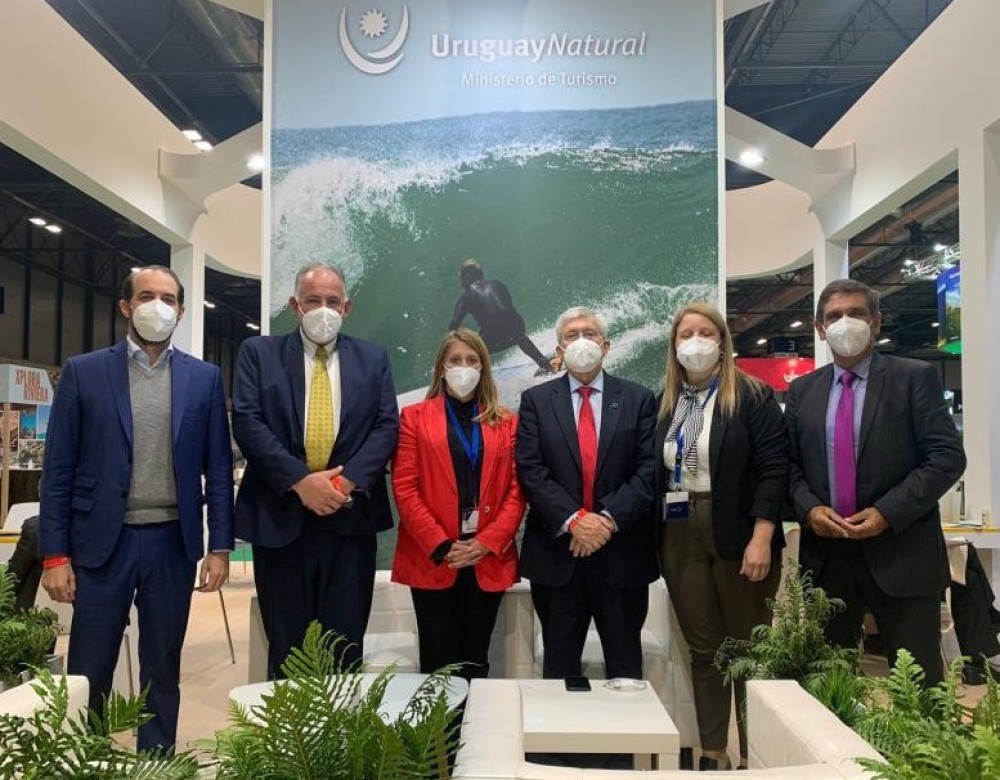 Delegaci&oacute;n de Uruguay: Fernando Amado, DT de Montevideo; Roque Baudean, director nacional de Turismo; Macarena P&eacute;rez, directiva de CAMTUR; ministro Tabar&eacute; Viera; Marina Cantera, Pte. de CAMTUR; Mart&iacute;n Laventure, DT de Maldonado