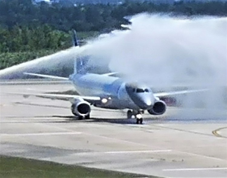 Bautismo de un nuevo avi&oacute;n de AMASZONAS