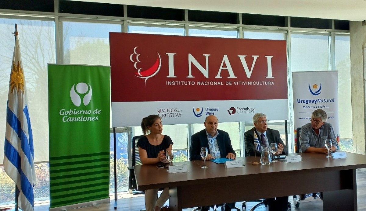 Tania Yanes, del Gabinete Productivo de la Int. de Canelones; Oscar Perdomo, vicepresidente de INAVI; ministro de Turismo, Tabar&eacute; Viera; alcalde de Las Piedras, Gustavo Gonz&aacute;lez