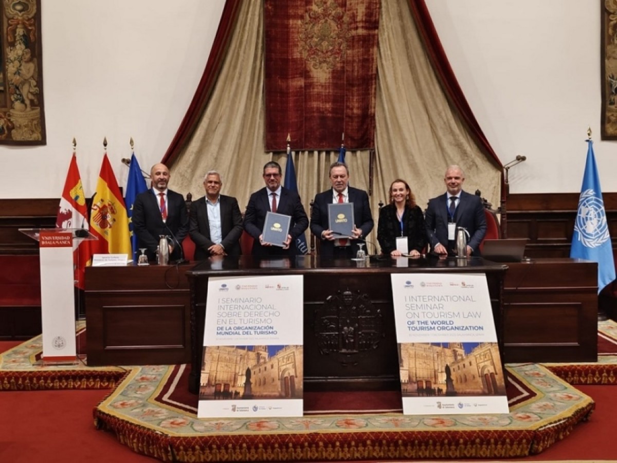  Firma de convenio entre la OMT y el MINTUR: Dr. Eduardo Sanguinetti, asesor del Ministro de Turismo de Uruguay; Marcelo Risi, Dir. de Comunicaciones de la OMT; Dr. Ignacio Curbelo, director general del MINTUR; Gustavo Santos, Dir. Regional de las Am&eacute;ricas de la OMT; Dra. Alicia G&oacute;mez, asesora jur&iacute;dica de la OMT; Dr. Julio Facal, integrante del Comit&eacute; de &Eacute;tica de la OMT por Uruguay