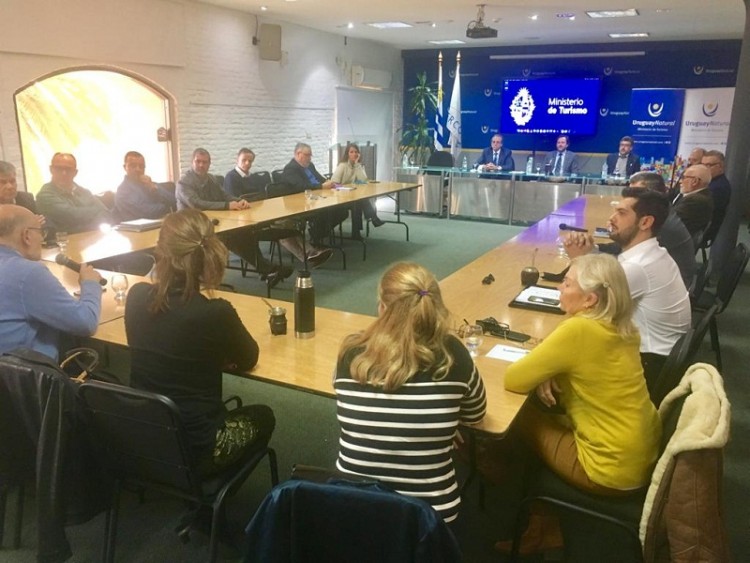 Reuni&oacute;n de acuerdo para estrategias entre MINTUR y la CAMTUR