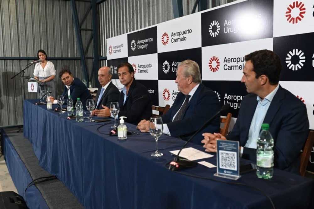 Mesa de autoridades en Aeropuerto Internacional de Carmelo