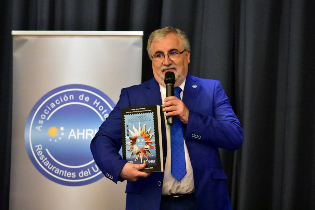 La conmemoración de los cien años más 4 por la pandemia, de la Asociación de Hoteles y Restaurantes del Uruguay (AHRU)