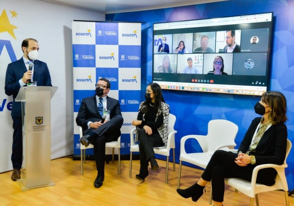 Fernando Amado, director de Turismo de Montevideo habla en el acto en Bogotá