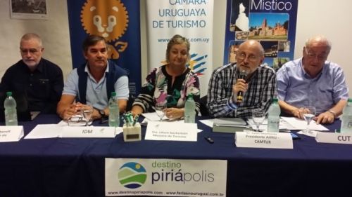 Foto mesa autoridades: Benjam&iacute;n Liberoff, Subsecretario; Arq. &Aacute;lvaro Bertoni, Director de Turismo de Maldonado; Ministra Liliam Kechichian; Cr. Juan Mart&iacute;nez Escrich, Presidente (i) de la CAMTUR y  Walter Sobrero, Vicepresidente.