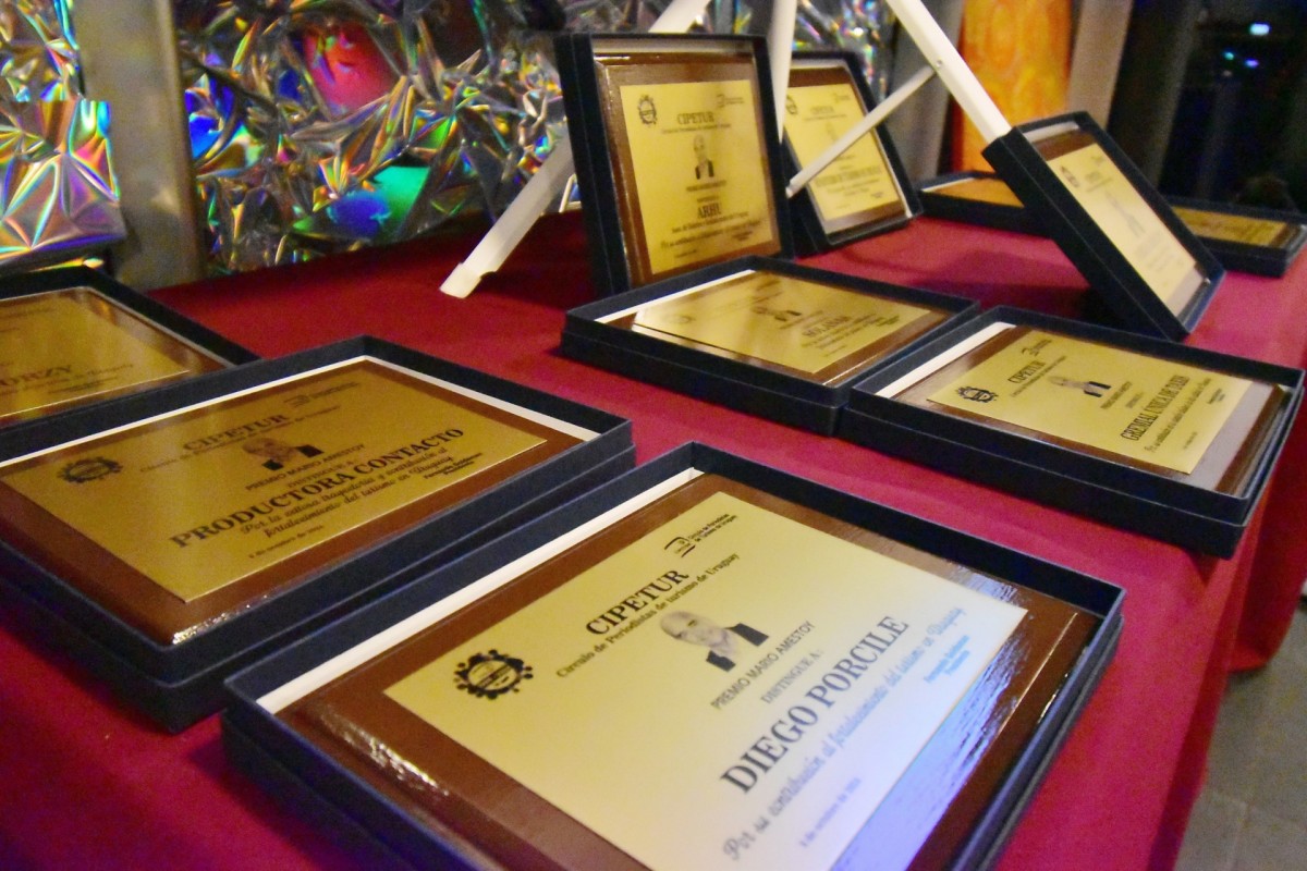 CIPETUR implementó el Premio “Reconocimiento Mario Amestoy a la trayectoria en turismo”.  Se distinguió a comunicadores, empresas y se entregó también placa a la trayectoria a sus familiares. (Fotos ClicArte)
