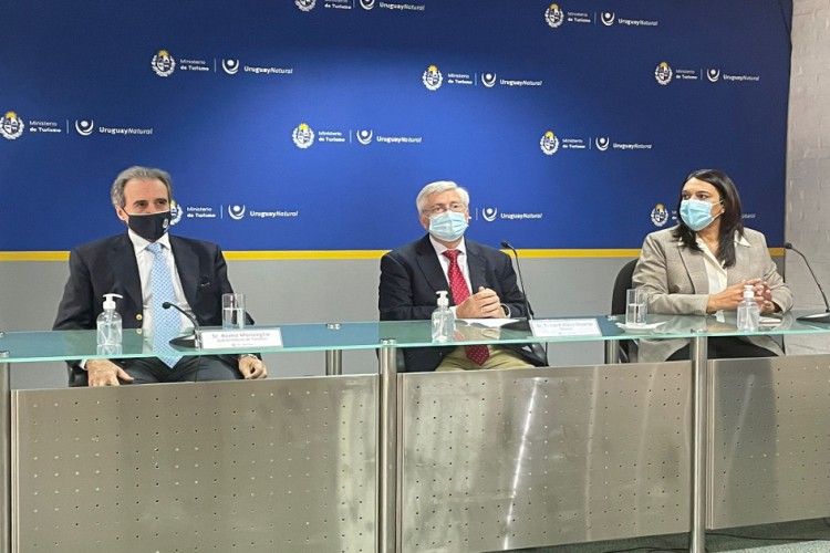 Mesa: Subsecretario Remo Monzeglio; ministro Tabaré Viera y Carmen Sánchez, directora de ANDE.