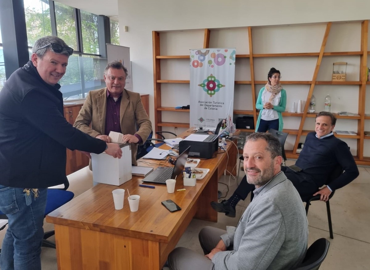 Elecciones: Feliciano Casero y Mario Peirano, de la Comisión Electoral; Andrés Castellano y Fernando Tapia, presidente y vicepresidente de la ATDC