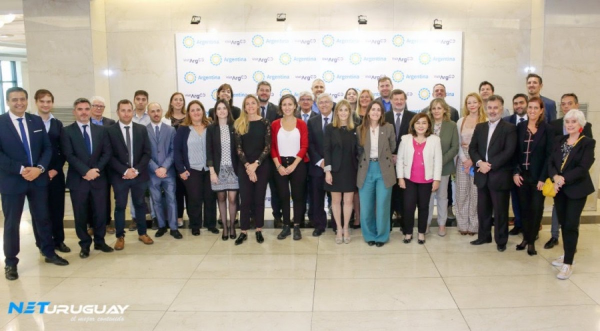 La delegaci&oacute;n de Argentina, encabezada por el Ministro de Turismo y Deportes de la Naci&oacute;n, Mat&iacute;as Lammens. Acompa&ntilde;a el ministro de Turismo Tabar&eacute; Viera.