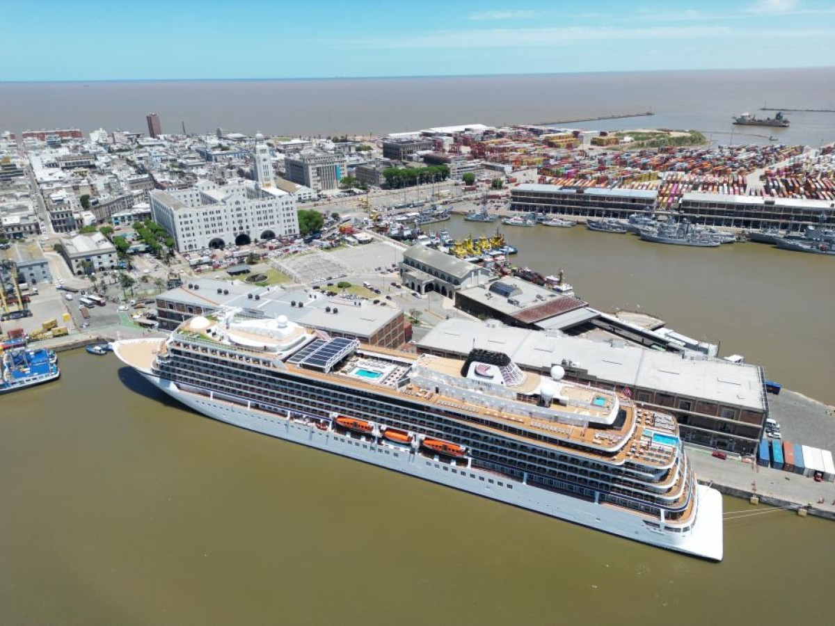 Buque Viking Jupiter, en el puerto de Montevideo