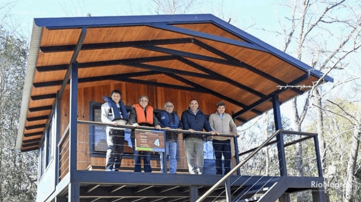En uno de los nuevos refugios: César Pérez, de Esetur Ecoturismo; ministro (I) de Turismo, Remo Monzeglio: intendente de Río Negro, Omar Lafluf; alcalde de San Javier, Washington Laco; subdirector de Turismo de Río Negro Leonardo Martínez