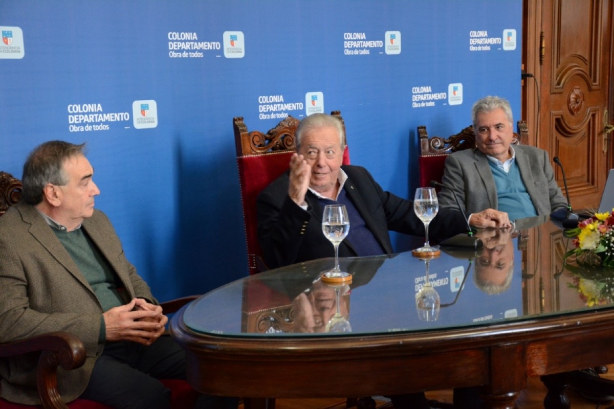 Secretario general de la Intendencia, Guillermo Rodríguez; intendente de Colonia, Dr. Carlos Moreira; director de Planeamiento y Patrimonio, Arq. Walter Debenedetti