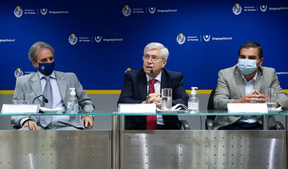 Subsecretario Remo Monzeglio; ministro de Turismo Tabaré Viera; intendente de Cerro Largo, José Yurramendi