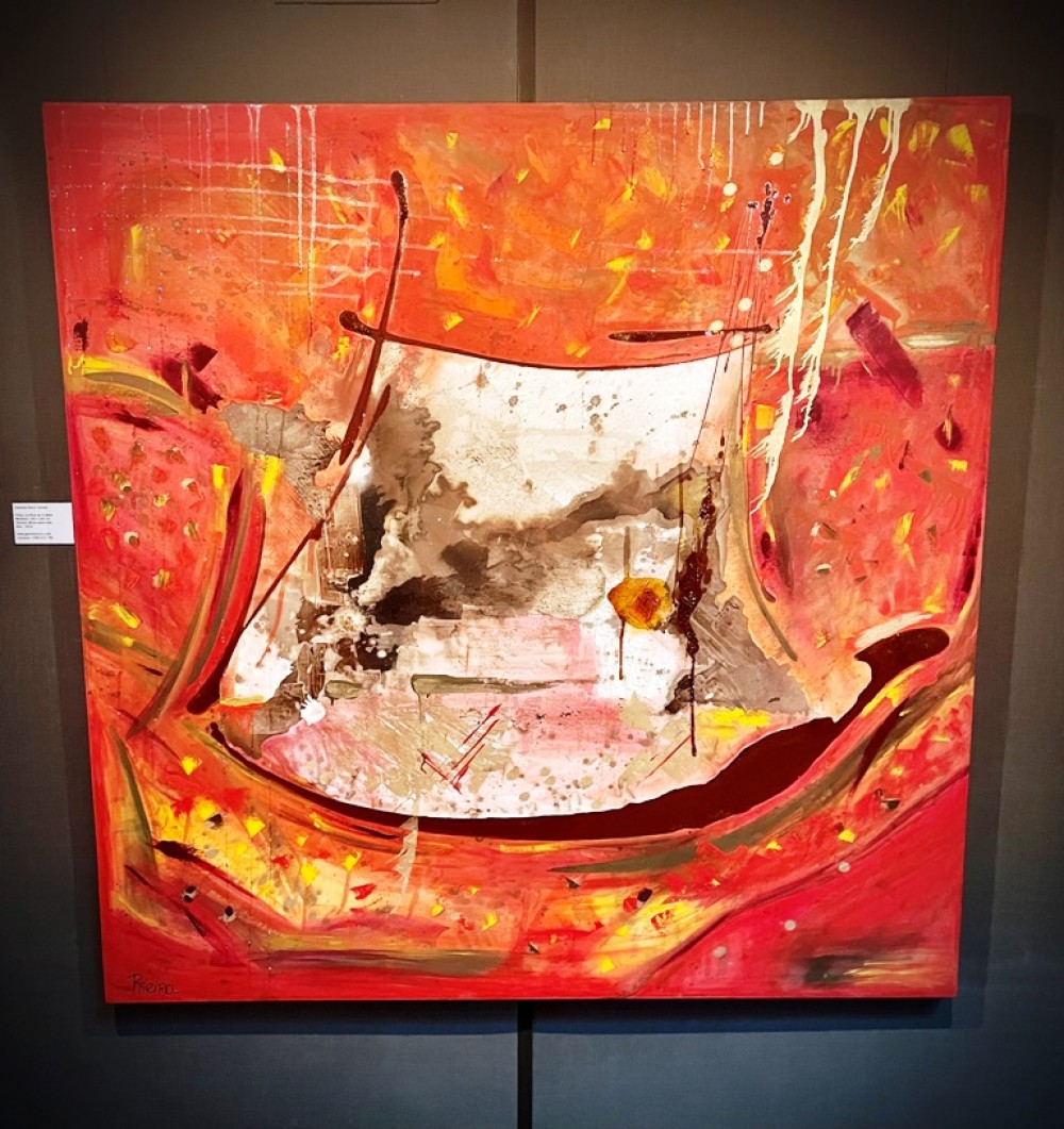 Obra “La Ruta de la Seda” 150 x 150 cm, técnica mixta, 2021. Se destacan en ella el rojo (pasión) amarillo (riqueza) y los colores tierra que aporta el vino