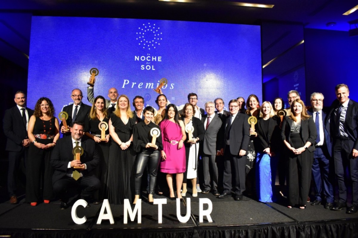 Grupo de la familia del turismo (Foto ClicArte)