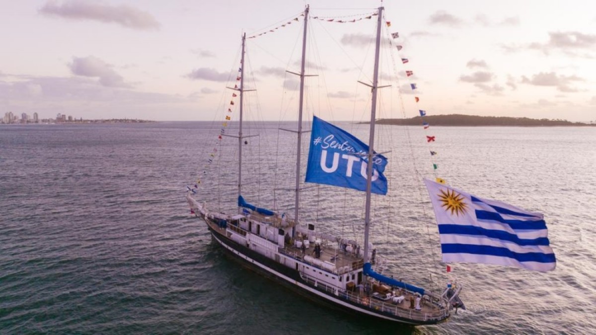 El buque escuela Capitán Miranda de la Armada Nacional, acompañó desde la bahía de Maldonado la apertura de la temporada de la Escuela de Alta Gastronomía