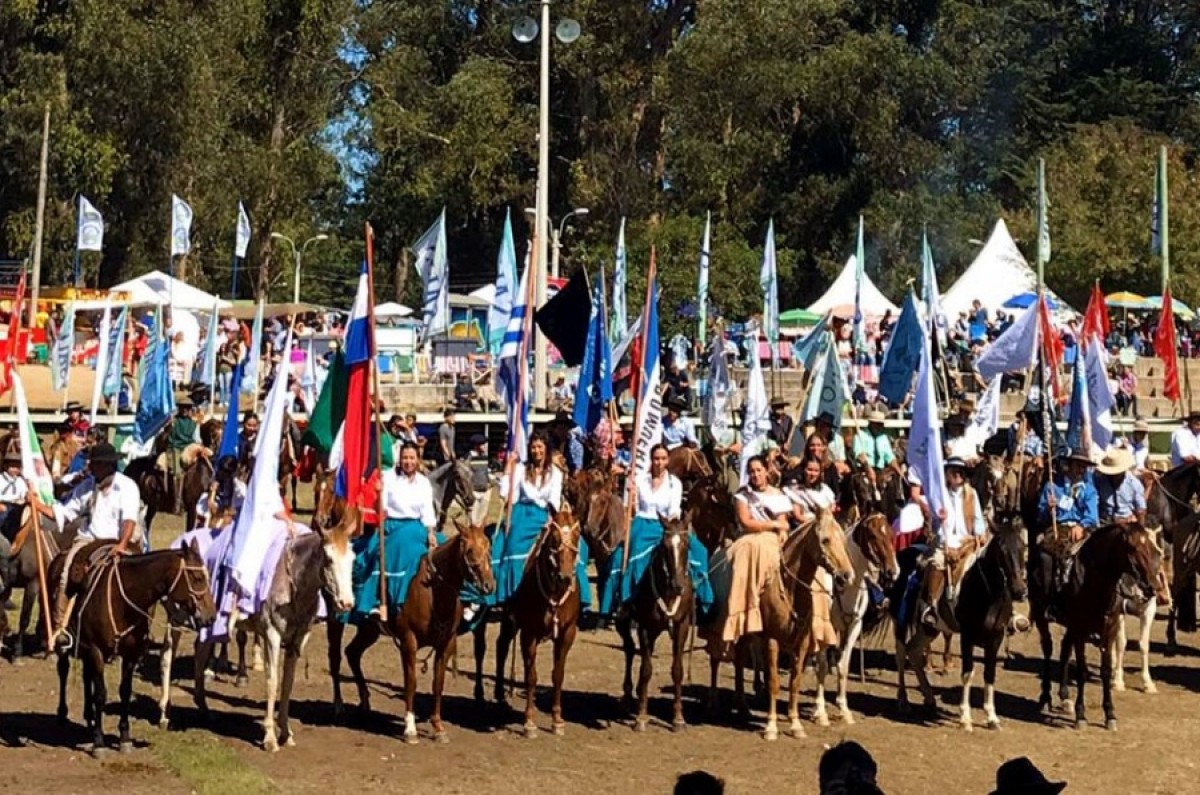 Fiestas y festivales atraen multitudes este fin de semana