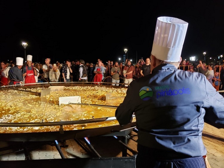 Piri&aacute;polis lanz&oacute; su temporada con paella para 4000 personas