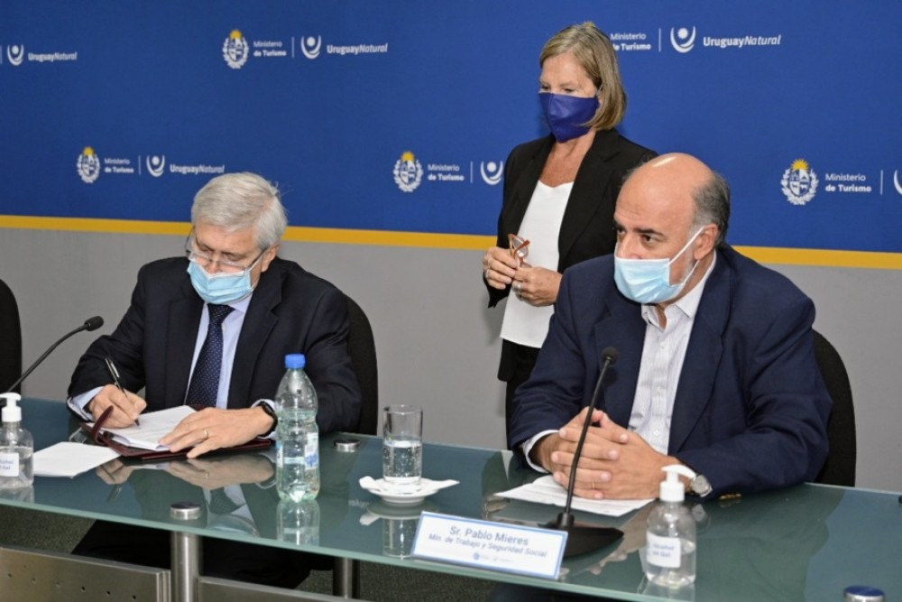 Firma el ministro de Turismo, Tabar&eacute; Viera, junto al ministro de Trabajo, Pablo Mieres