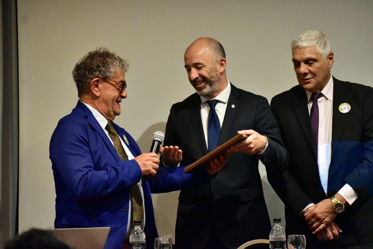 Entrega de placa al ministro, por parte del presidente y vicepresidente, en reconocimiento al apoyo recibido durante 30&ordm; a&ntilde;os de Mintur a Cipetur.