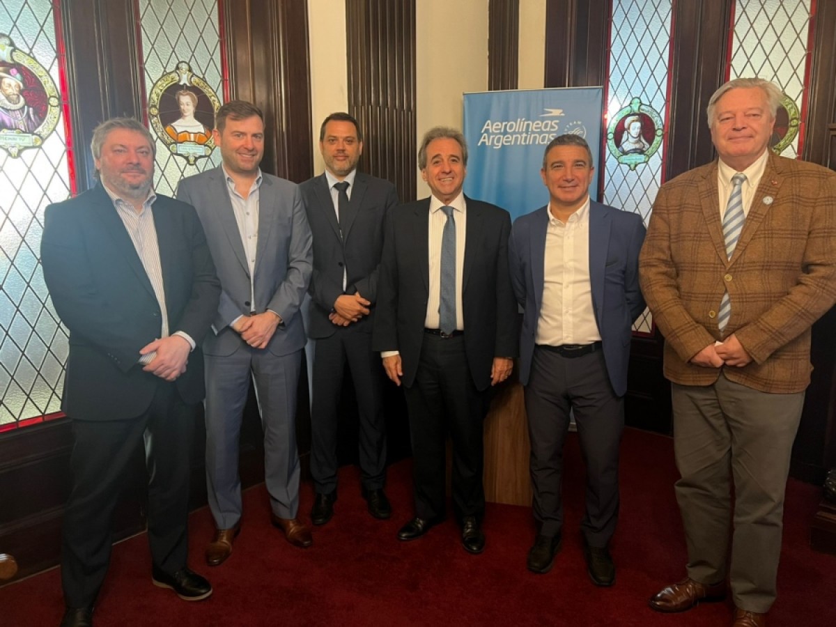 Tulio O’Leary, gerente de ventas de Aerolíneas Argentinas; Gastón de Chazal, gerente de AR de Uruguay y Paraguay; Gastón Burlón, secretario de Turismo de Bariloche; Subsecretario de Turismo Remo Monzeglio; Fabián Lombardo, director Comercial, Planeamiento y Redes de AR; Esc. Pablo Seitun, director de Transporte de la DINACIA