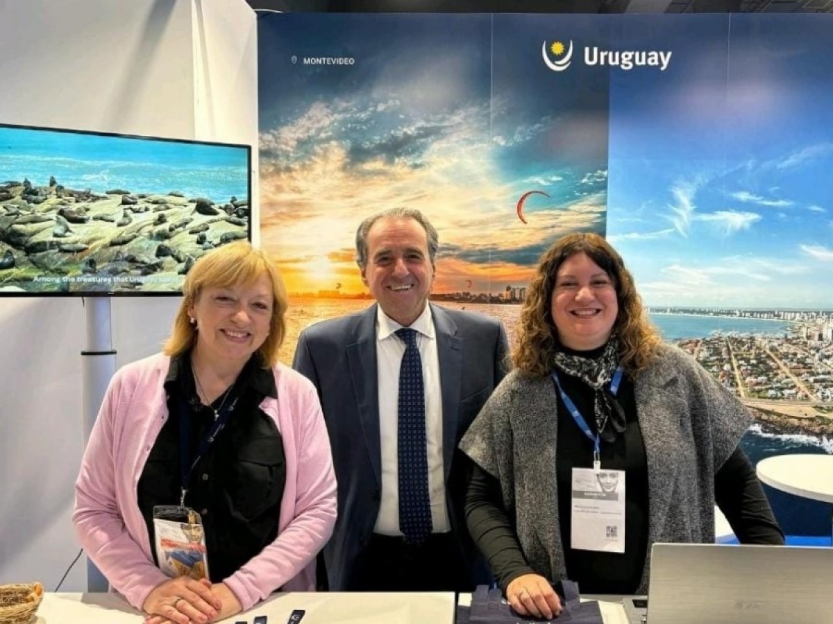 El subsecretario de Turismo Remo Monzeglio, junto a Mariella Volppe, del MINTUR y Mercedes Buena, de Furlong Uruguay