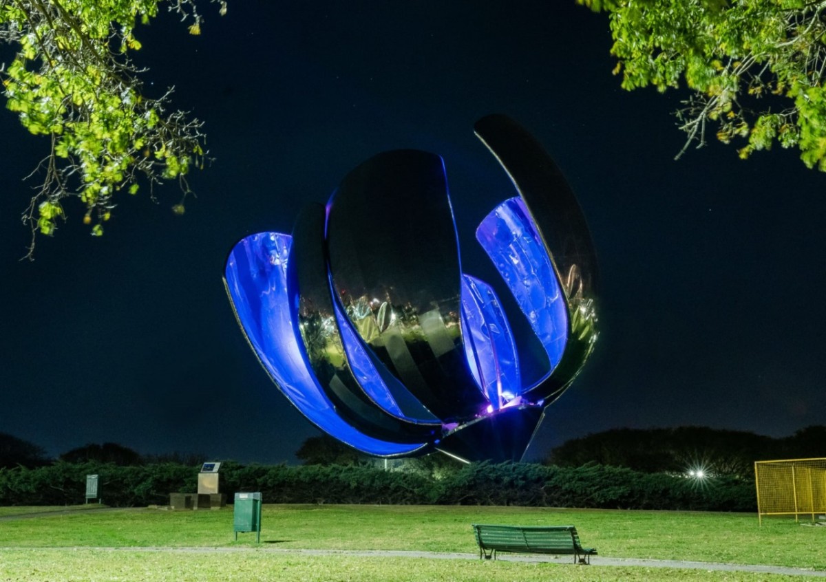 Floralis Gen&eacute;rica, en la Plaza de las Naciones Unidas, en el barrio Recoleta en la Ciudad de Buenos Aires (Foto 2021)