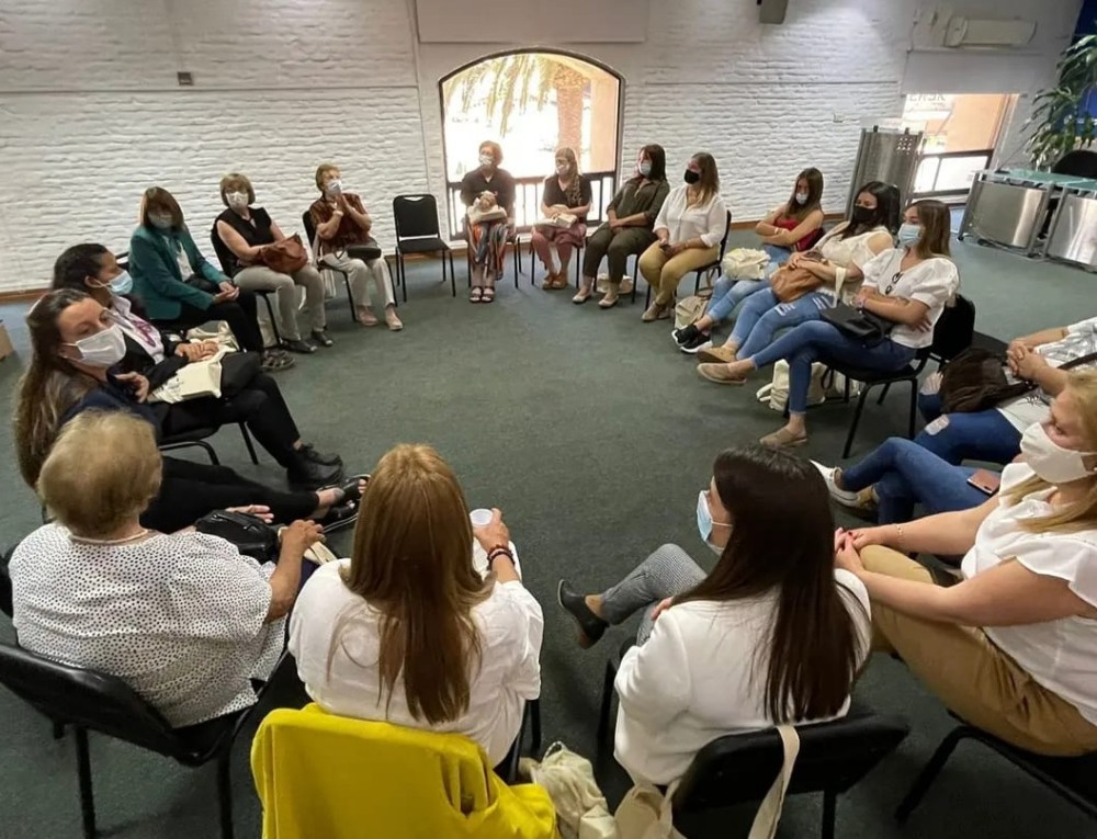 Mujeres emprendedoras rurales, reunidas con integrantes de la Unidad de Género, en la sede del MINTUR