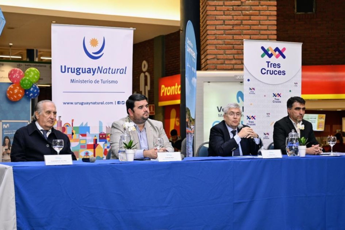 Dr. Luis Muxi, vicepresidente Shopping Terminal Tres Cruces; Nicolás Olivera, Intendente de Paysandú; ministro Tabaré Viera; Intendente de Salto, Andrés Lima