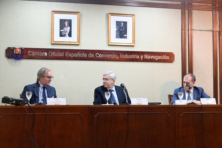 Embajador de Espa&ntilde;a, Jos&eacute; Javier G&oacute;mez-Llera; ministro de Turismo Tabar&eacute; Viera; Andr&eacute;s Burghi, presidente de la C&aacute;mara Espa&ntilde;ola