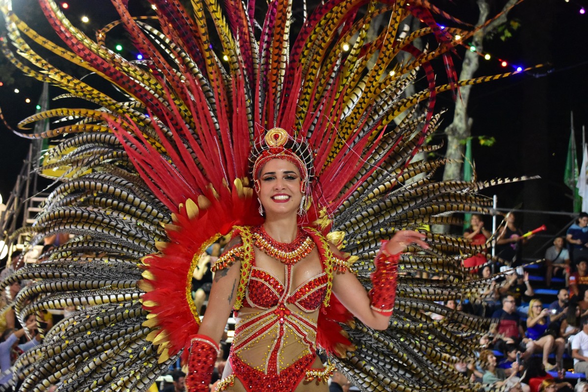 Fantástico desfile de Escuelas de Samba en Montevideo